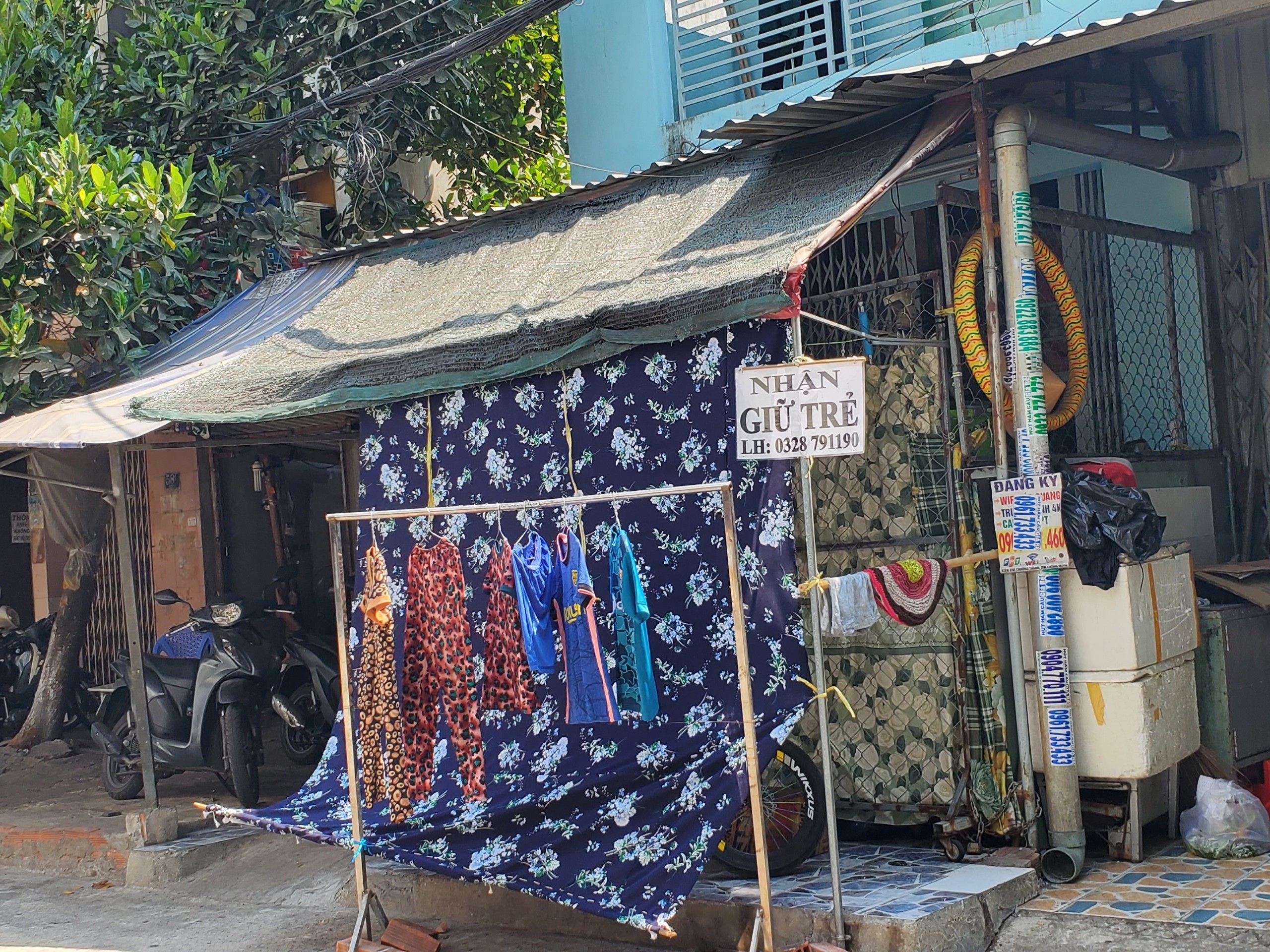 View - Thất nghiệp, công nhân thuê phòng trọ mở nhà trẻ, 6 bé chung 1 cái quạt | Báo Dân trí