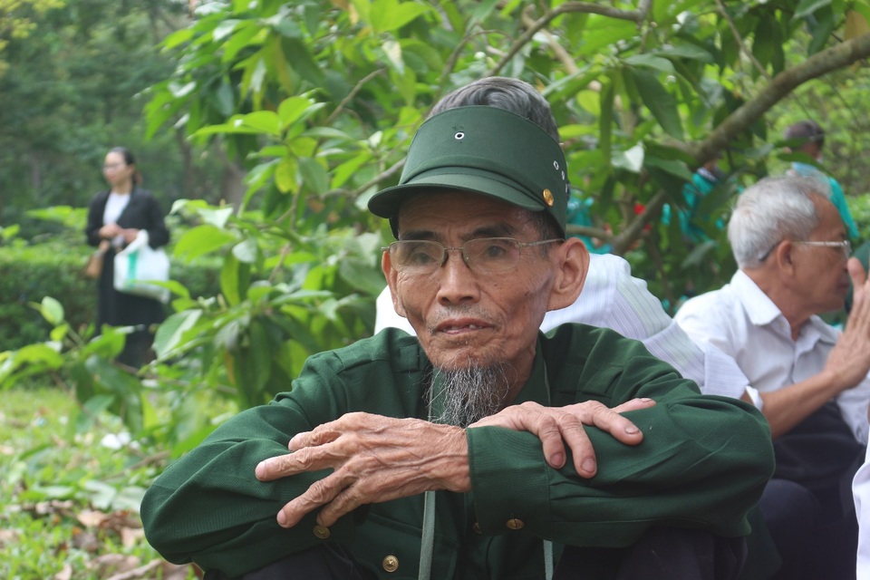 Vợ chồng cụ ông 90 tuổi leo hàng trăm bậc thang lên đền Hùng dâng hương - 5 Vợ chồng cụ ông 90 tuổi leo hàng trăm bậc thang lên đền Hùng dâng hương - 5