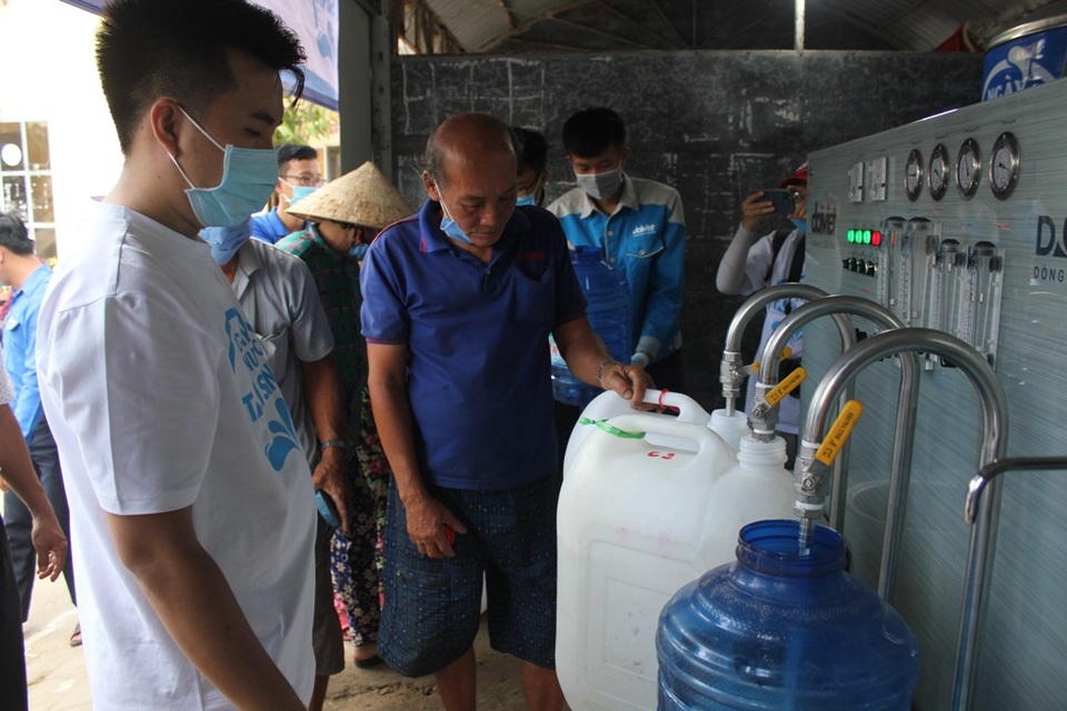 Người dân Bến Tre mừng rỡ vì nhận được máy lọc nước - 2 Người dân Bến Tre mừng rỡ vì nhận được máy lọc nước - 2