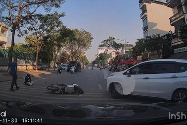 Ô tô quay đầu bất cẩn, đẩy người đi xe máy ngã lăn