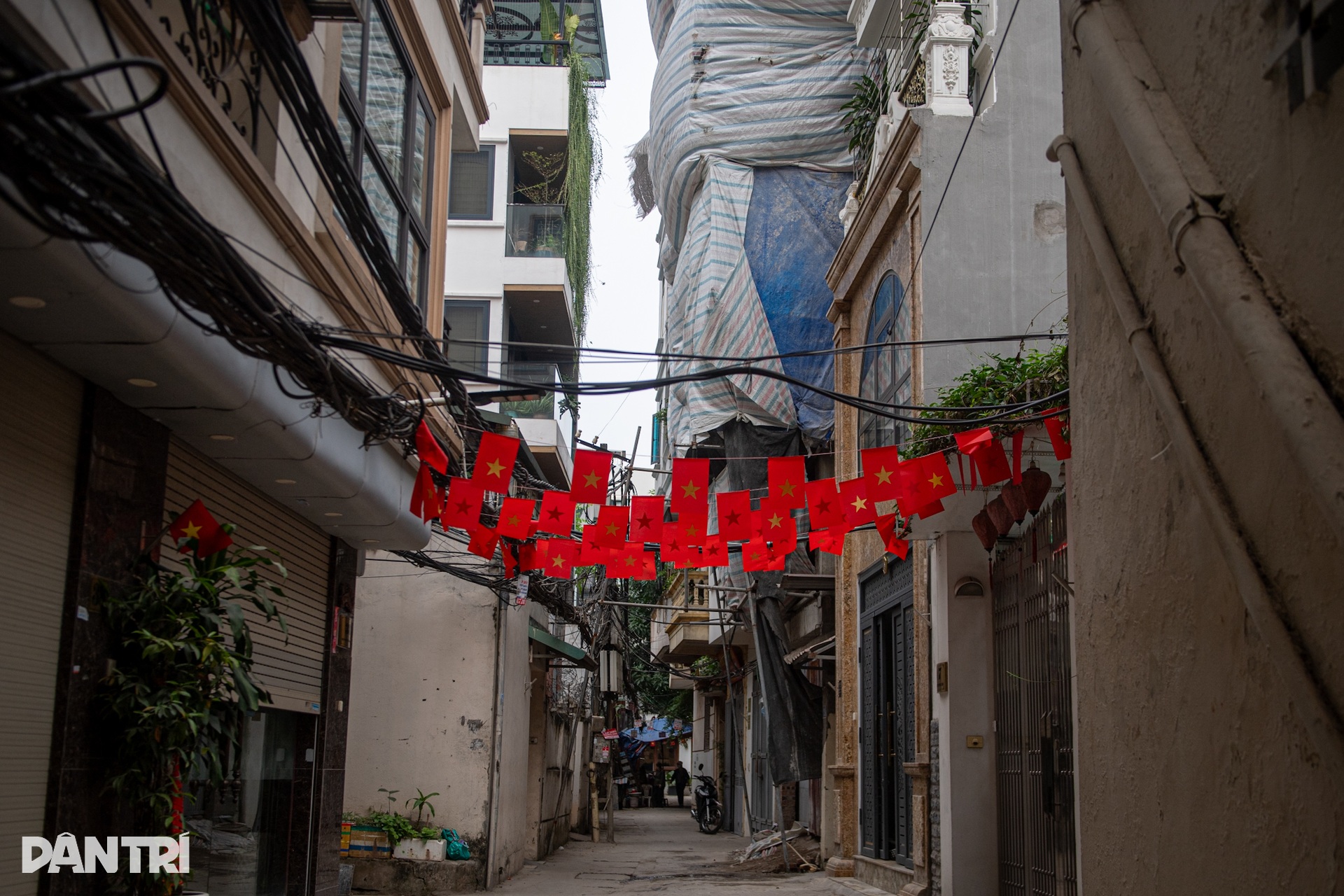 Hiểm nguy từ giàn giáo xây dựng treo lơ lửng trên đầu người dân Thủ đô - 1 Hiểm nguy từ giàn giáo xây dựng treo lơ lửng trên đầu người dân Thủ đô - 1