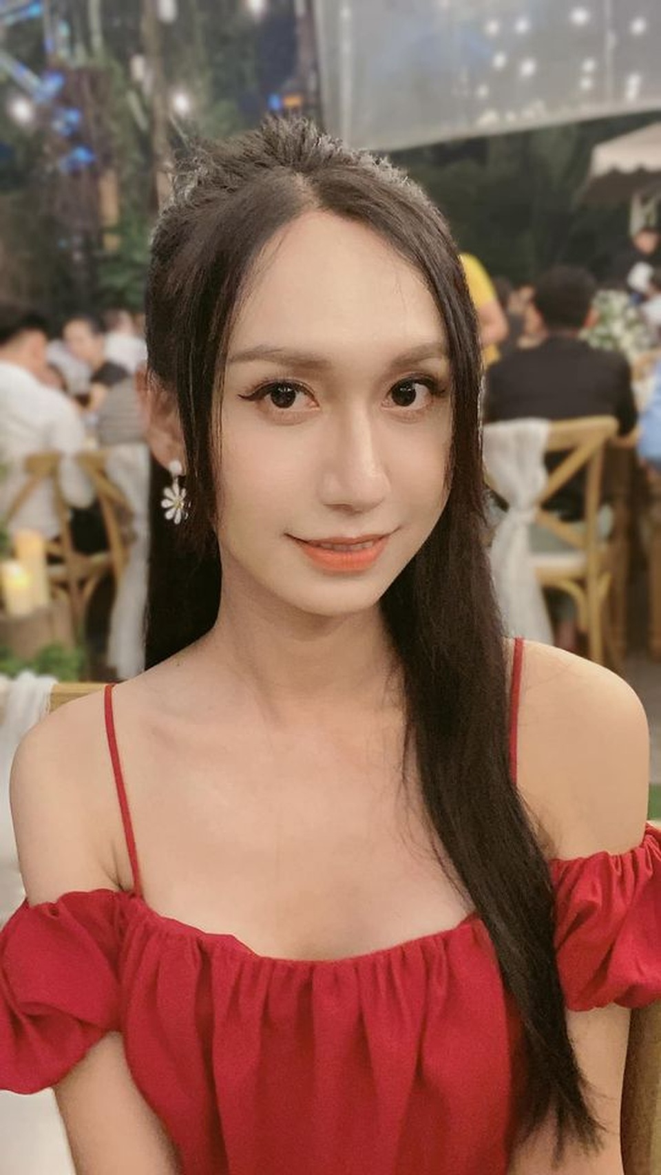 Mỹ Tâm lén lau nước mắt khi đi cứu trợ bà con tại Quảng Nam - 11 Mỹ Tâm lén lau nước mắt khi đi cứu trợ bà con tại Quảng Nam - 11