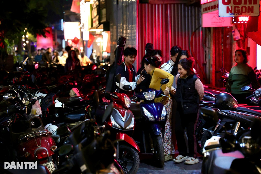 Giá gửi xe quanh hồ Gươm tăng chóng mặt, có điểm hét giá 100.000 đồng/xe - 2