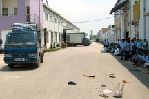 Bảo vệ lao ô tô vào công nhân đình công, 1 người chết