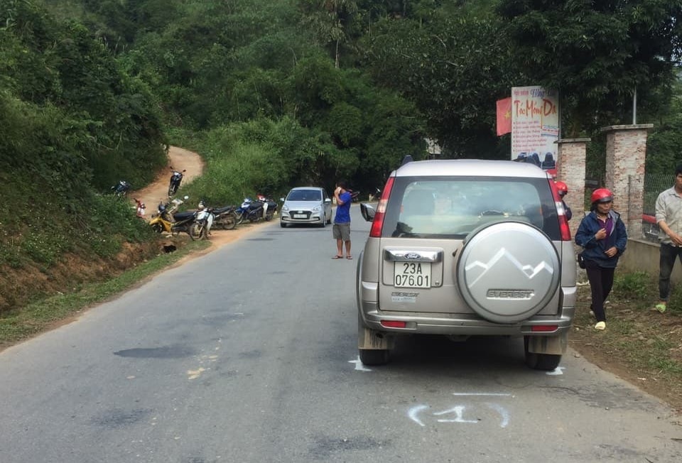 Vượt xe đầu kéo, ô tô 7 chỗ tông chết 2 phụ nữ đi xe máy - 2 Vượt xe đầu kéo, ô tô 7 chỗ tông chết 2 phụ nữ đi xe máy - 2