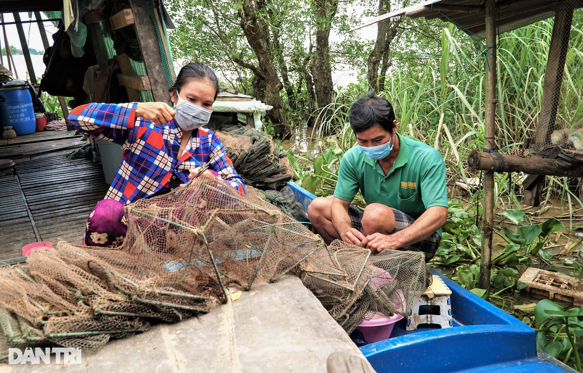 Gần 20 năm không nhà và hành trình cha cõng con qua những mùa nước lũ - 2 Gần 20 năm không nhà và hành trình cha cõng con qua những mùa nước lũ - 2