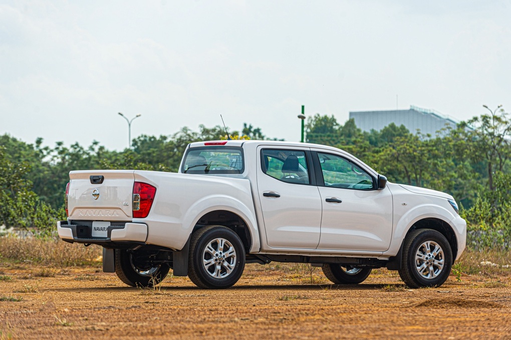 Nissan Navara EL 2WD, bước đi cần thiết của Nissan? - 2 Nissan Navara EL 2WD, bước đi cần thiết của Nissan? - 2