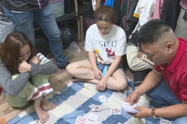 Nhóm nam nữ luân phiên tới nhà nhau sát phạt cả trăm triệu đồng