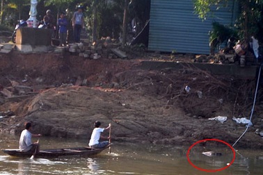 Vớt xác nam thanh niên trôi trên sông