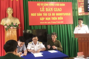 Kiểm ngư cứu thành công 3 ngư dân Bình Định bị nạn trên biển