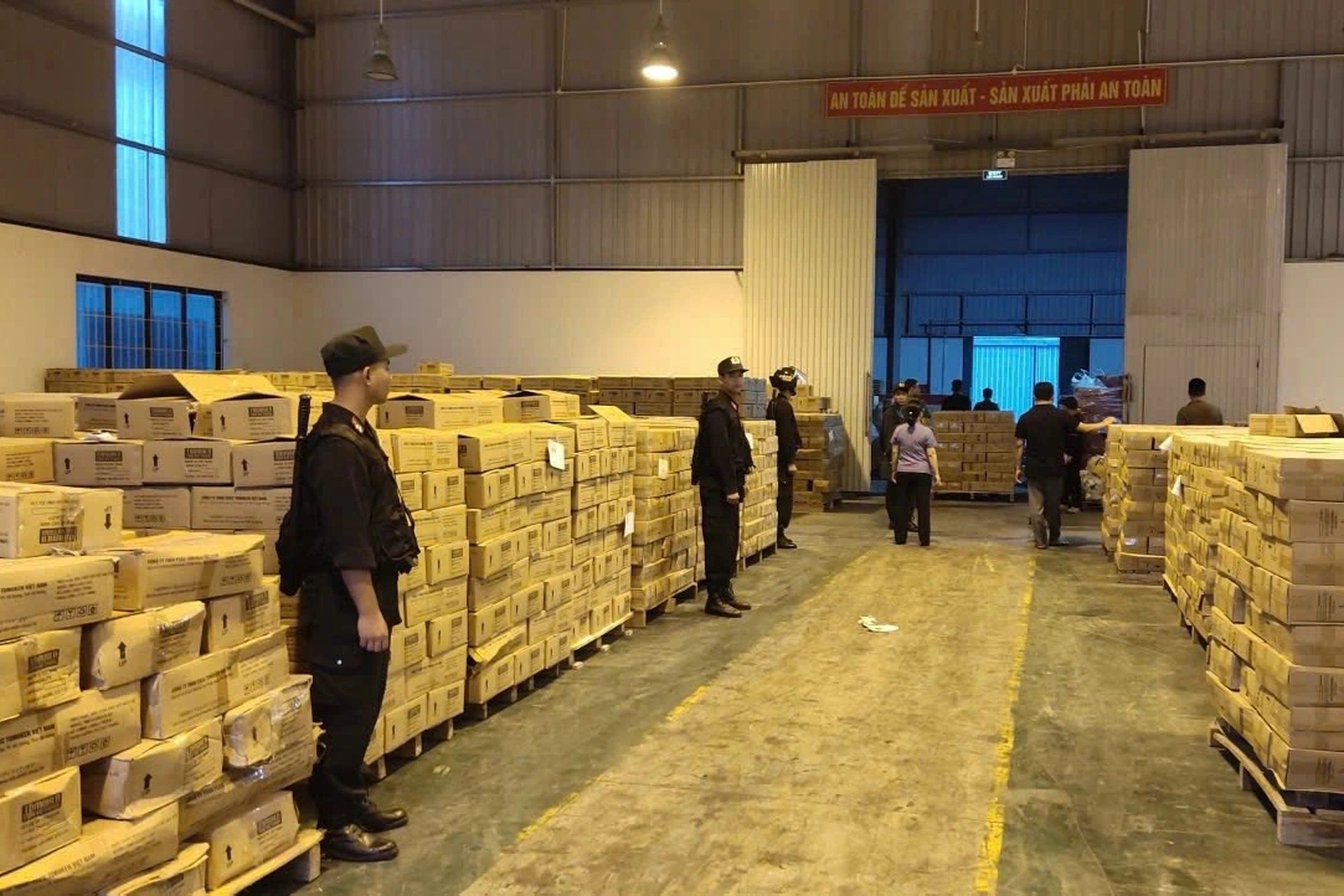 Đột kích nơi sản xuất hàng triệu bình chữa cháy giả theo kiểu tự nghĩ ra - 2 Đột kích nơi sản xuất hàng triệu bình chữa cháy giả theo kiểu tự nghĩ ra - 2