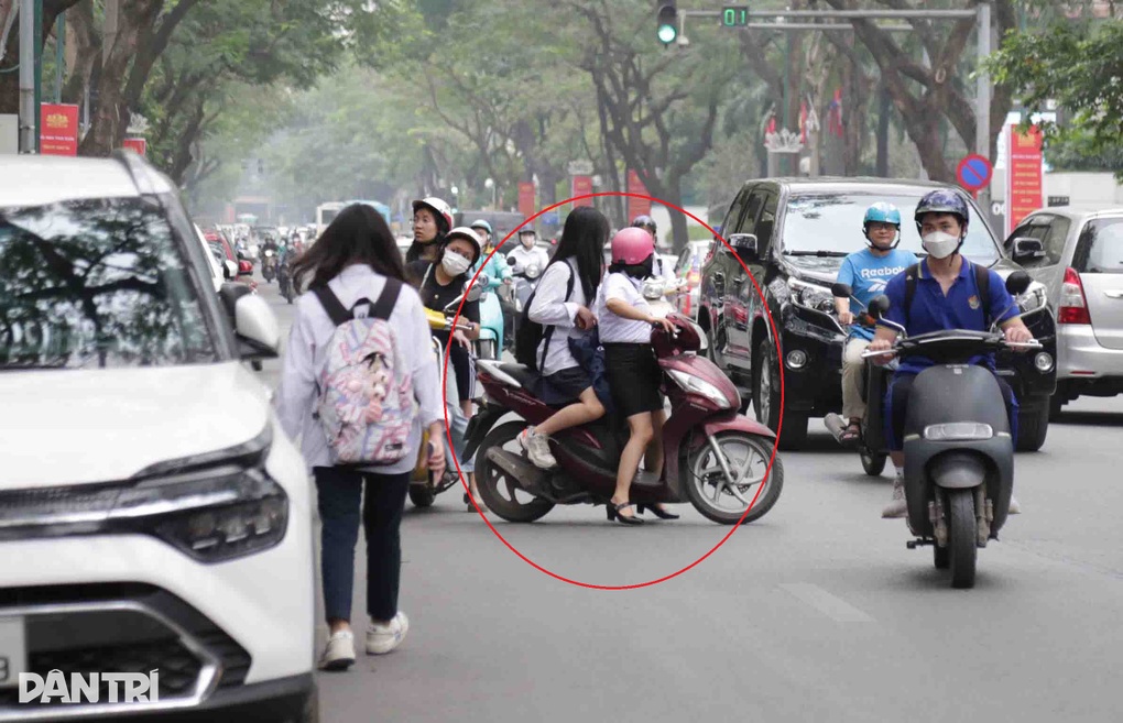 CSGT Hà Nội xử phạt nhiều học sinh vi phạm giao thông - 5 CSGT Hà Nội xử phạt nhiều học sinh vi phạm giao thông - 5