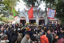 Phủ Tây Hồ đông kín người đi lễ giữa trưa ngày làm việc đầu tuần năm mới