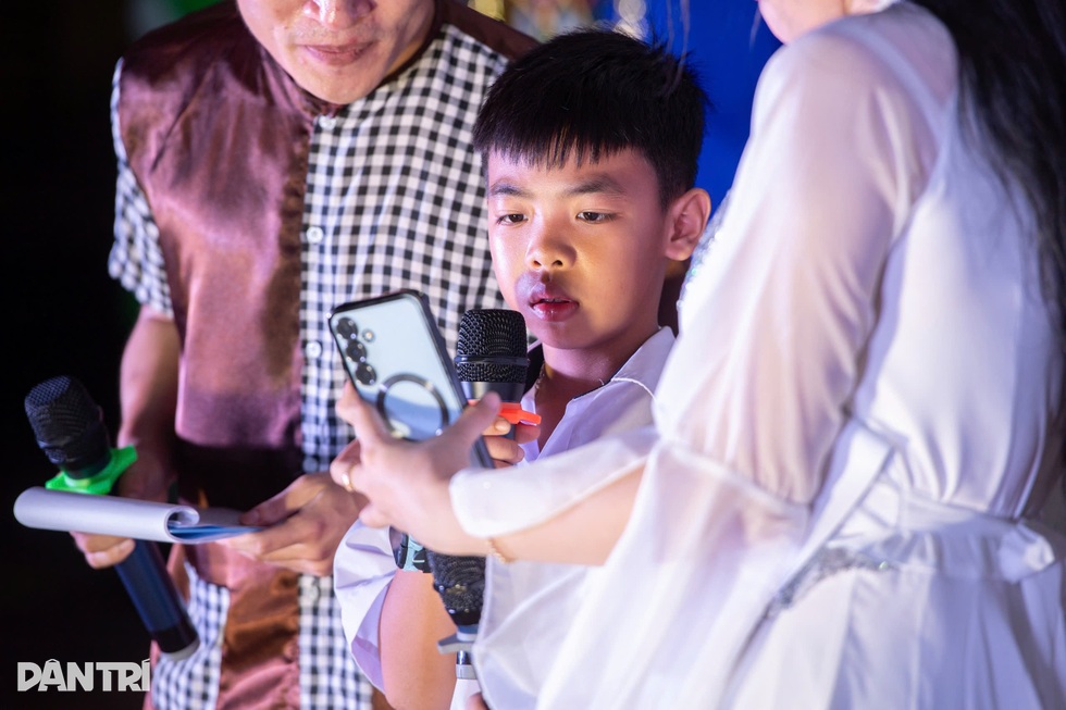 Cuộc gọi vượt trùng khơi, xúc động đêm Trung thu Vầng trăng của biển - 4