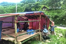 Mất trắng sau lũ, người dân dựng lán giữa đống hoang tàn ở tạm