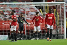 Công làm thủ phá, Man Utd đau đớn tuột chiến thắng trước Everton