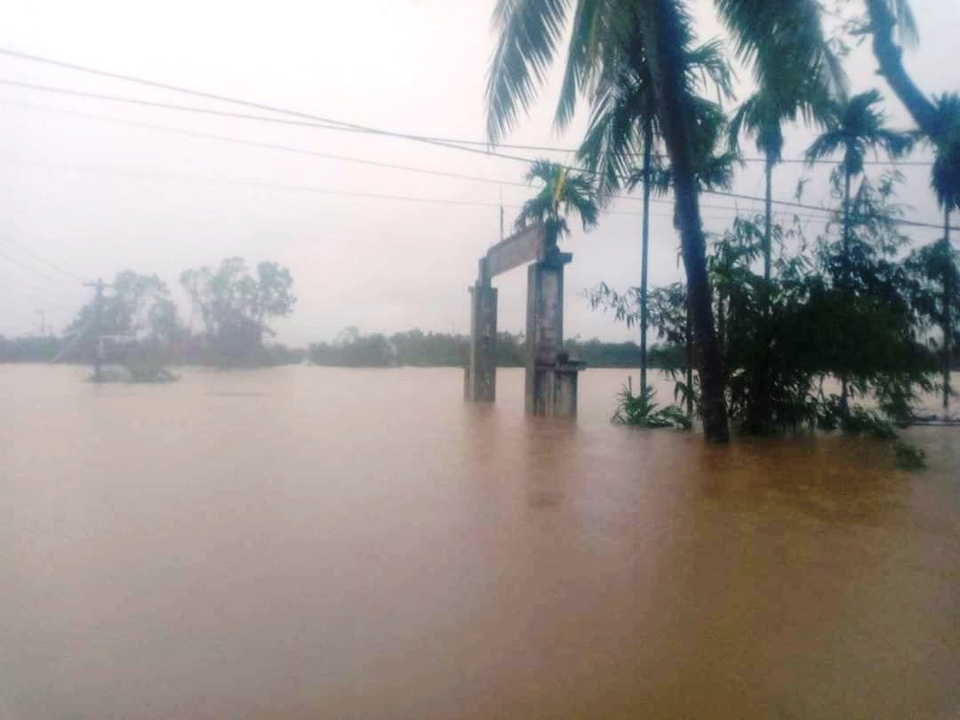 “Rốn” lũ Phong Điền nước dâng nhanh, ngập đến nửa nhà dân - 3 “Rốn” lũ Phong Điền nước dâng nhanh, ngập đến nửa nhà dân - 3