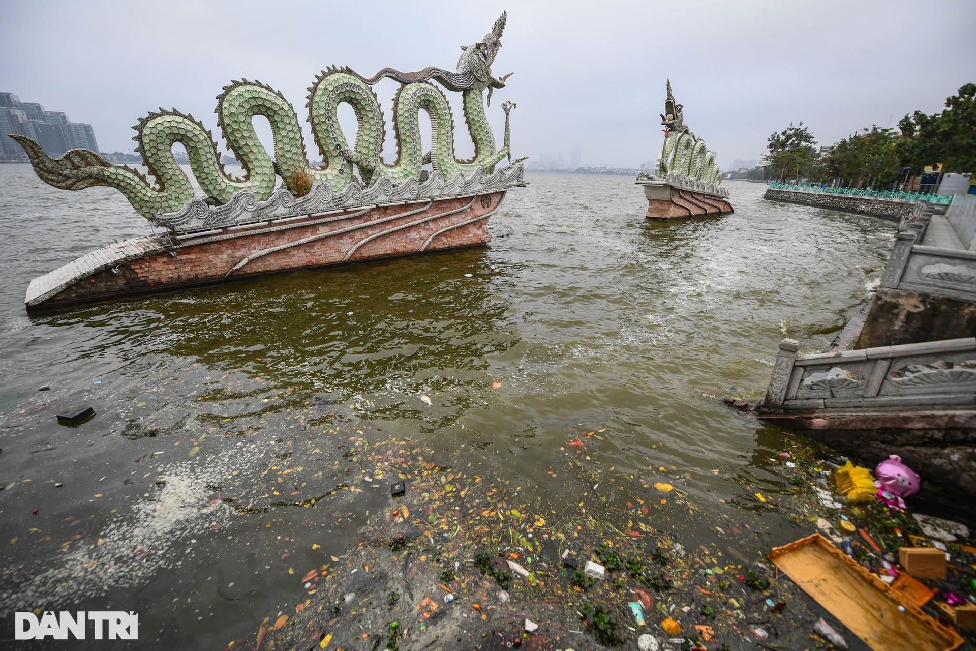 Hà Nội: Ngựa của ông Táo chưa kịp về trời đã ngửa bụng sau khi xuống nước - 8