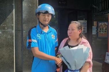 Người phụ nữ bị nhốt ở kho lạnh 20 phút, tặng cổ phần cho tài xế cứu mạng