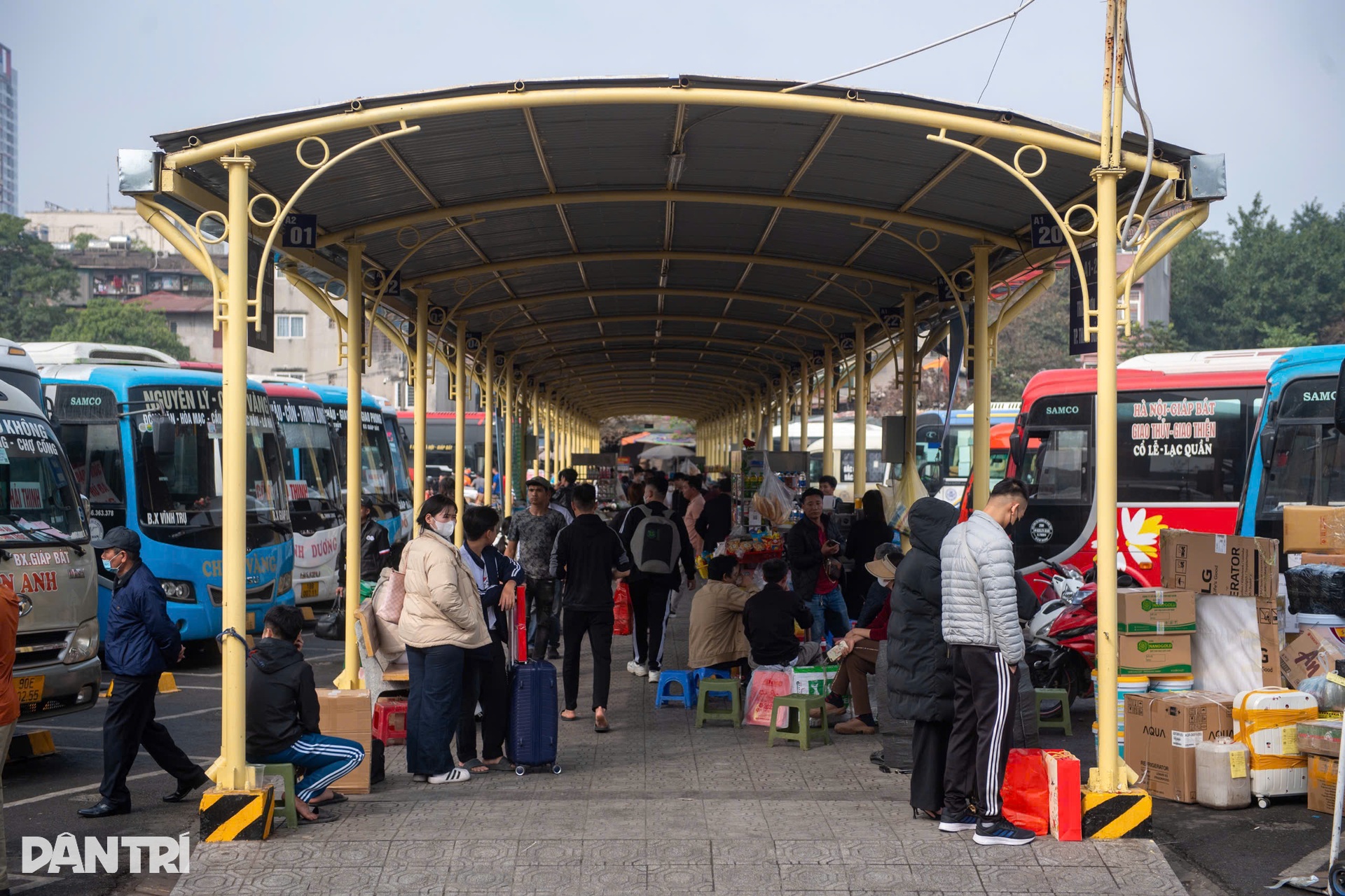 Người dân chật vật đi xe nhích từng mét rời Thủ đô về quê ăn Tết - 10