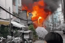 Khói lửa bao trùm căn nhà ở Sài Gòn