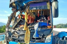 Xe chở đoàn từ thiện gặp nạn nghiêm trọng trên cao tốc Nha Trang - Cam Lâm