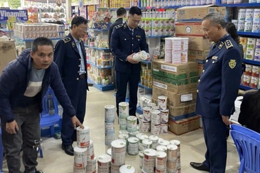 Hà Nội đột xuất kiểm tra các cơ sở kinh doanh sữa, thực phẩm chức năng