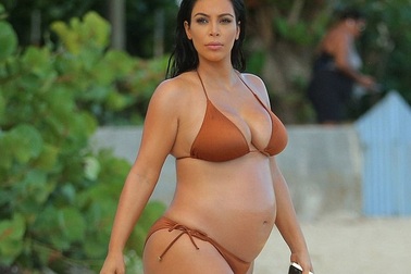 Cô Kim bế bụng bầu bự ra biển