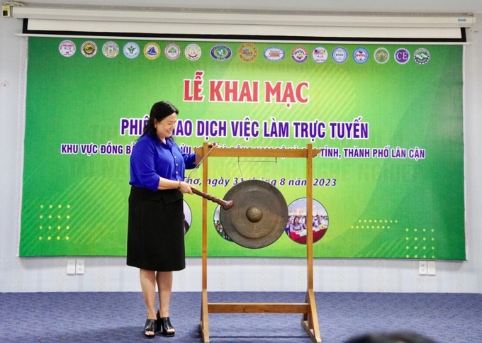 Bà Trần Thị Xuân Mai - GĐ Sở LĐ-TB&XH TP.Cần Thơ đánh cồng Khai mạc Phiên giao dịch việc làm trực tuyến.