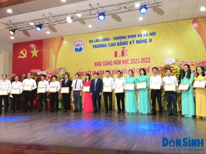 5 tập thể và 13 cá nhân được Tổng Cục trưởng Tổng cục Giáo dục nghề nghiệp tặng giấy khen