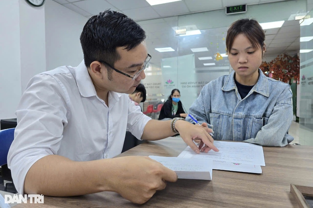 Đại học Đông Đô miễn học phí, tặng sinh hoạt phí nữ sinh 1 tay dân tộc Dao - 1 Đại học Đông Đô miễn học phí, tặng sinh hoạt phí nữ sinh 1 tay dân tộc Dao - 1