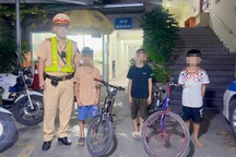 Đạp xe đi chơi rồi bị lạc cách nhà hơn 30km, 3 cháu nhỏ được CSGT hỗ trợ