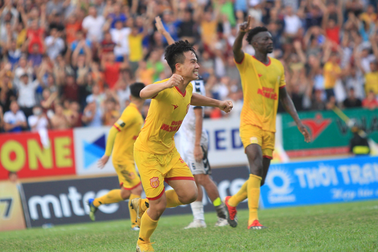 Thắng SHB Đà Nẵng phút bù giờ, CLB Nam Định tạm xa nhóm đèn đỏ