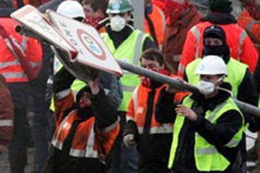 Các cảng châu Âu tê liệt do đình công