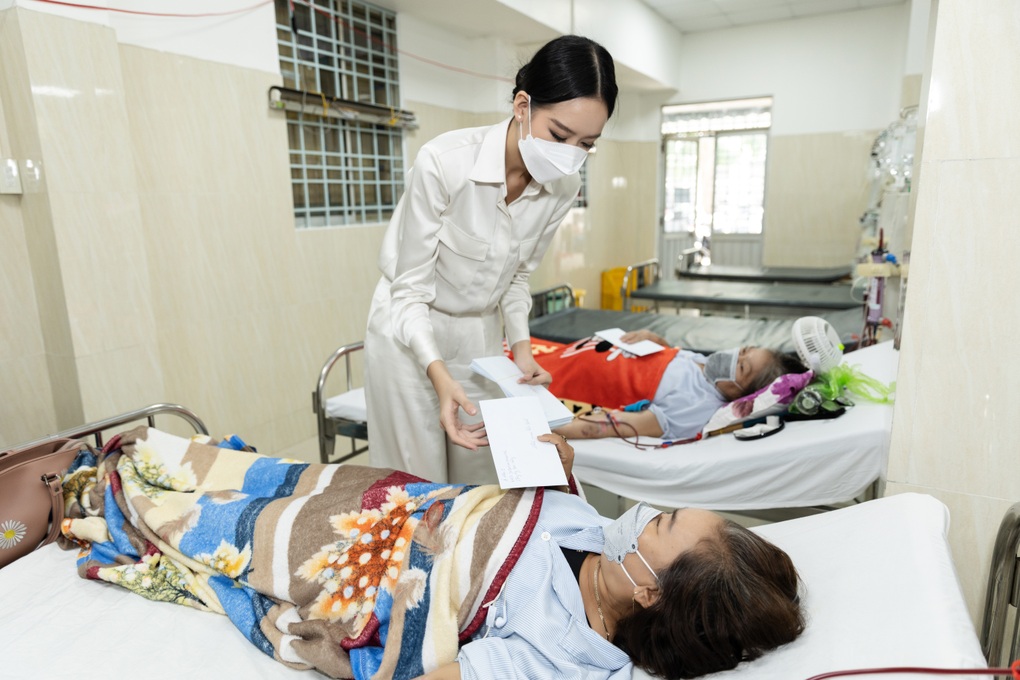 Á hậu cao nhất Việt Nam được người hâm mộ vây kín khi về quê - 4 Á hậu cao nhất Việt Nam được người hâm mộ vây kín khi về quê - 4