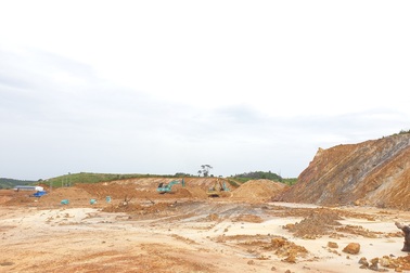 Xẻ đồi, bạt núi, san đất nông nghiệp trái phép làm trại nuôi heo “khủng”