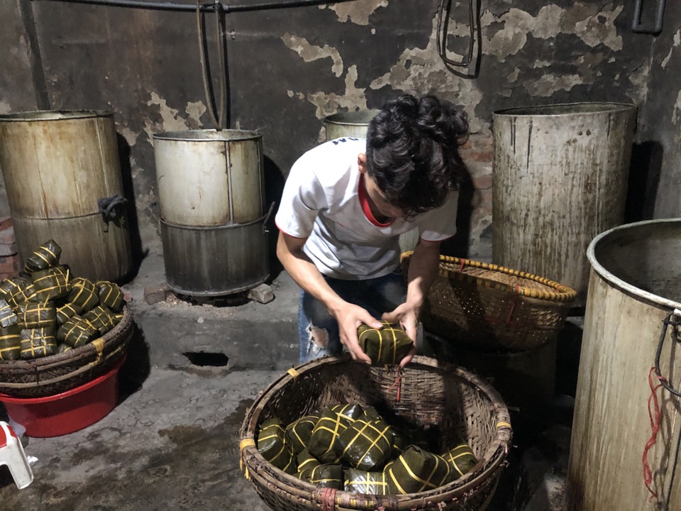 Thâu đêm nấu bánh chưng phục vụ ngày cúng ông Táo - 3 Thâu đêm nấu bánh chưng phục vụ ngày cúng ông Táo - 3