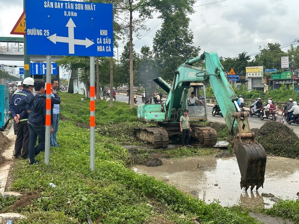 TPHCM: Đã khắc phục sự cố vỡ đường ống nước lớn - 1 TPHCM: Đã khắc phục sự cố vỡ đường ống nước lớn - 1