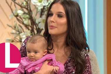 Helen Flanagan bế con lên truyền hình