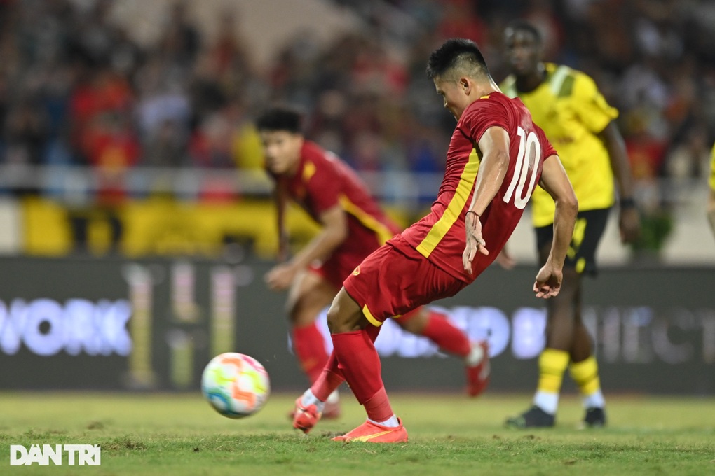 Đội tuyển Việt Nam đánh bại Dortmund nhờ quả phạt đền - 2 Đội tuyển Việt Nam đánh bại Dortmund nhờ quả phạt đền - 2