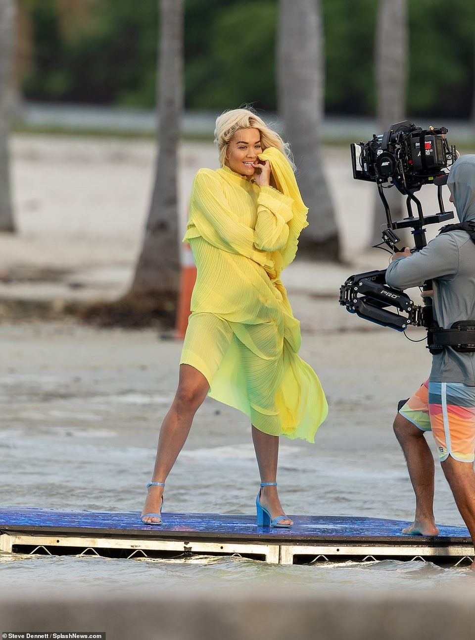 Rita Ora khoe dáng chắc khỏe với váy xẻ bạo - 2 Rita Ora khoe dáng chắc khỏe với váy xẻ bạo - 2