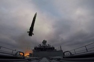 NATO điều tiêm kích tới Đông Âu, khinh hạm Nga ồ ạt phóng tên lửa hạ gục kẻ thù