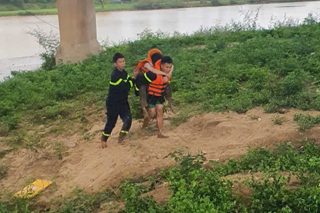 Cảnh sát giải cứu 2 anh em bị đuối nước giữa sông Đăk Bla - 2 Cảnh sát giải cứu 2 anh em bị đuối nước giữa sông Đăk Bla - 2