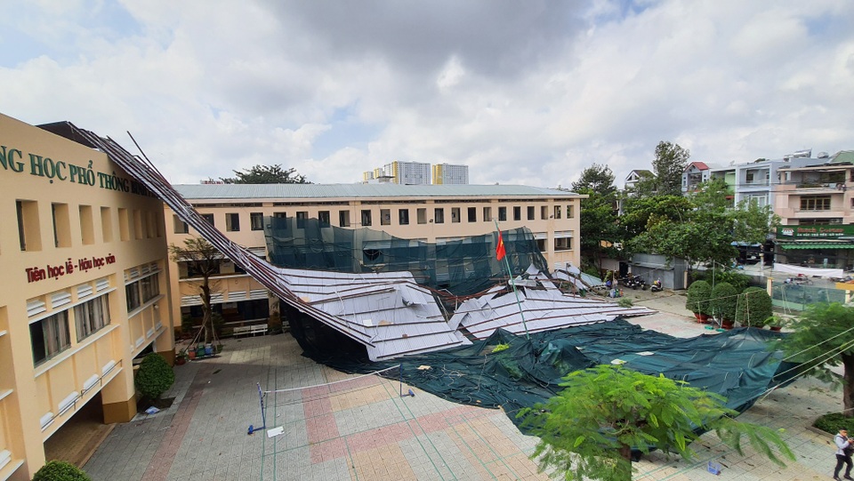 Giông lốc cuốn phăng nguyên mái tôn của trường học ở Sài Gòn - 8 Giông lốc cuốn phăng nguyên mái tôn của trường học ở Sài Gòn - 8