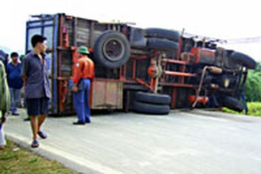 Hoà Bình: Lật ôtô, tài xế chết tại chỗ