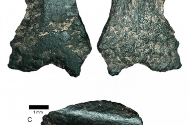 Tìm thấy chiếc rìu đá cổ nhất thế giới