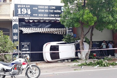 Ô tô lao lên vỉa hè tông đổ cây lớn, 2 người thương vong