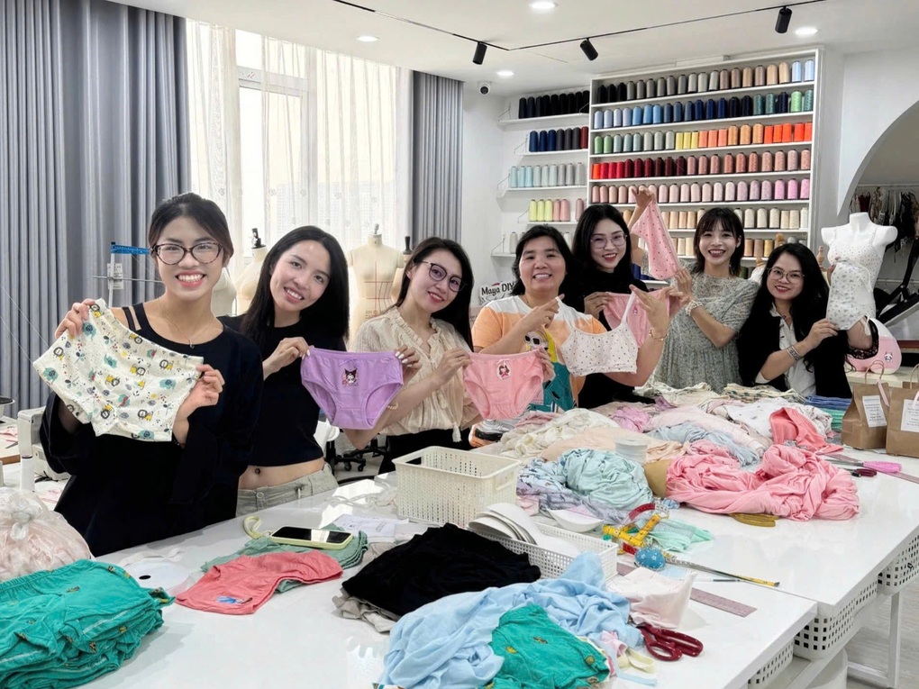 Người phụ nữ Hà Nội may nội y cho trẻ vùng cao, rơi nước mắt vì một câu hỏi - 1 Người phụ nữ Hà Nội may nội y cho trẻ vùng cao, rơi nước mắt vì một câu hỏi - 1