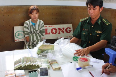 Bắt vụ vận chuyển tiền, vàng qua biên giới với tổng giá trị gần 3 tỷ đồng