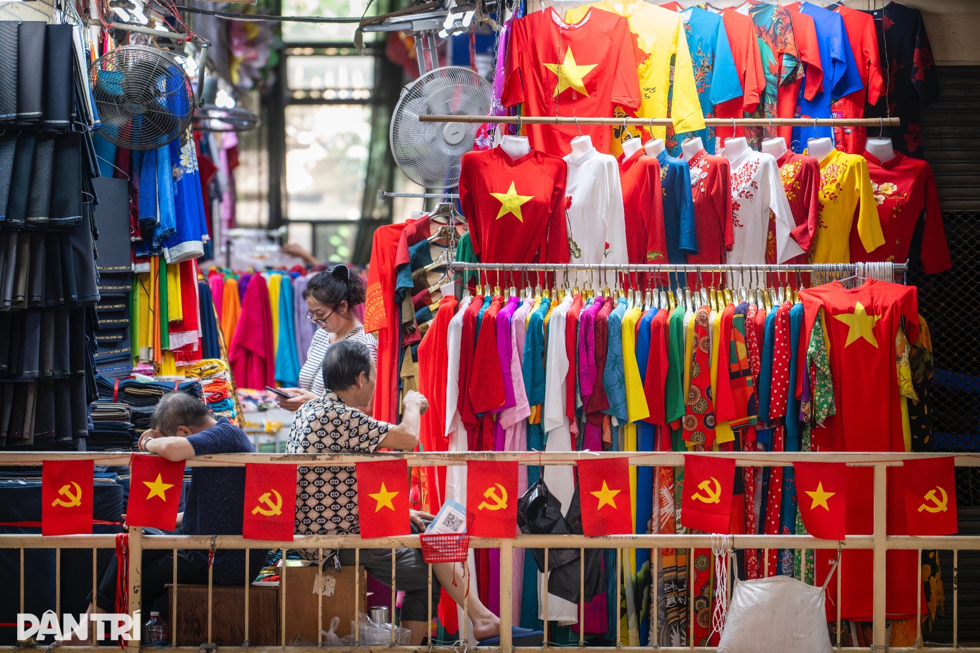 Thủ đô rực rỡ cờ hoa, người dân đi trong muôn ánh sao vàng tung bay rực rỡ - 15 Thủ đô rực rỡ cờ hoa, người dân đi trong muôn ánh sao vàng tung bay rực rỡ - 15
